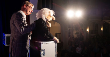 Bauchredner Jörg Jará mit der Puppe Herr Jensen auf der Bühne