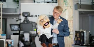 Comedian Jörg Jará mit Puppe bei einer Video-Aufzeichnung