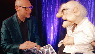 Zauberkünstler Thomas Otto und Professor Jensen beim Kartentrick