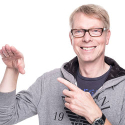 Jörg Jará mit typischer Handbewegung eines Bauchredners