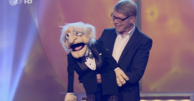 Szenenbild ZDF-Sendung Karnevalissimo zeigt Bauchredner Jörg Jará mit seiner Puppe "Herr Jensen"