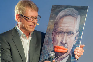 Bauchredner Jörg Jará lässt das Portrait von Raiffeisen mittels eines Tricks sprechen
