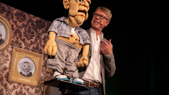 Comedy-Bauchredner Jörg Jará auf der Bühnen mit häßlicher Puppe Lutz-Maria Adam