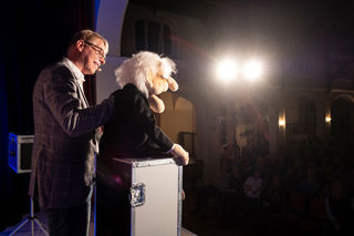 Bauchredner Jörg Jará mit der Puppe Herr Jensen auf der Bühne