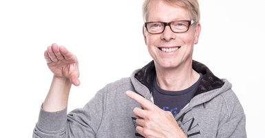 Bauchredner Jörg Jará zeigt typische Handbewegung