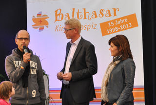 Bauchredner Jörg Jará moderiert eine Veranstaltung mit Prominenten