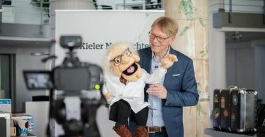 Comedian Jörg Jará mit Puppe bei einer Video-Aufzeichnung