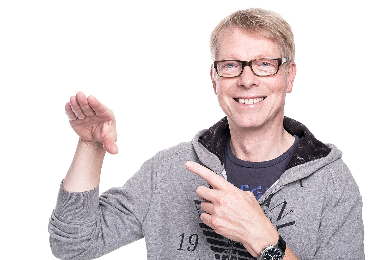 Jörg Jará mit typischer Handbewegung eines Bauchredners